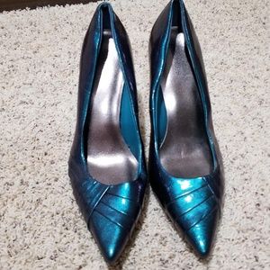 NWOT Metallic Teal Maurices Heels